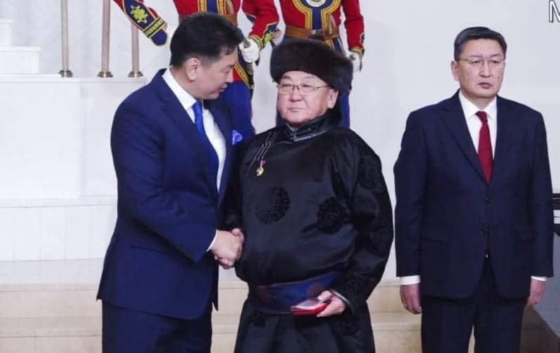 Б.Жадамбаа: Монгол Улсын Үндсэн хууль баталсан 430 депутатын ганц барга хүн байлаа